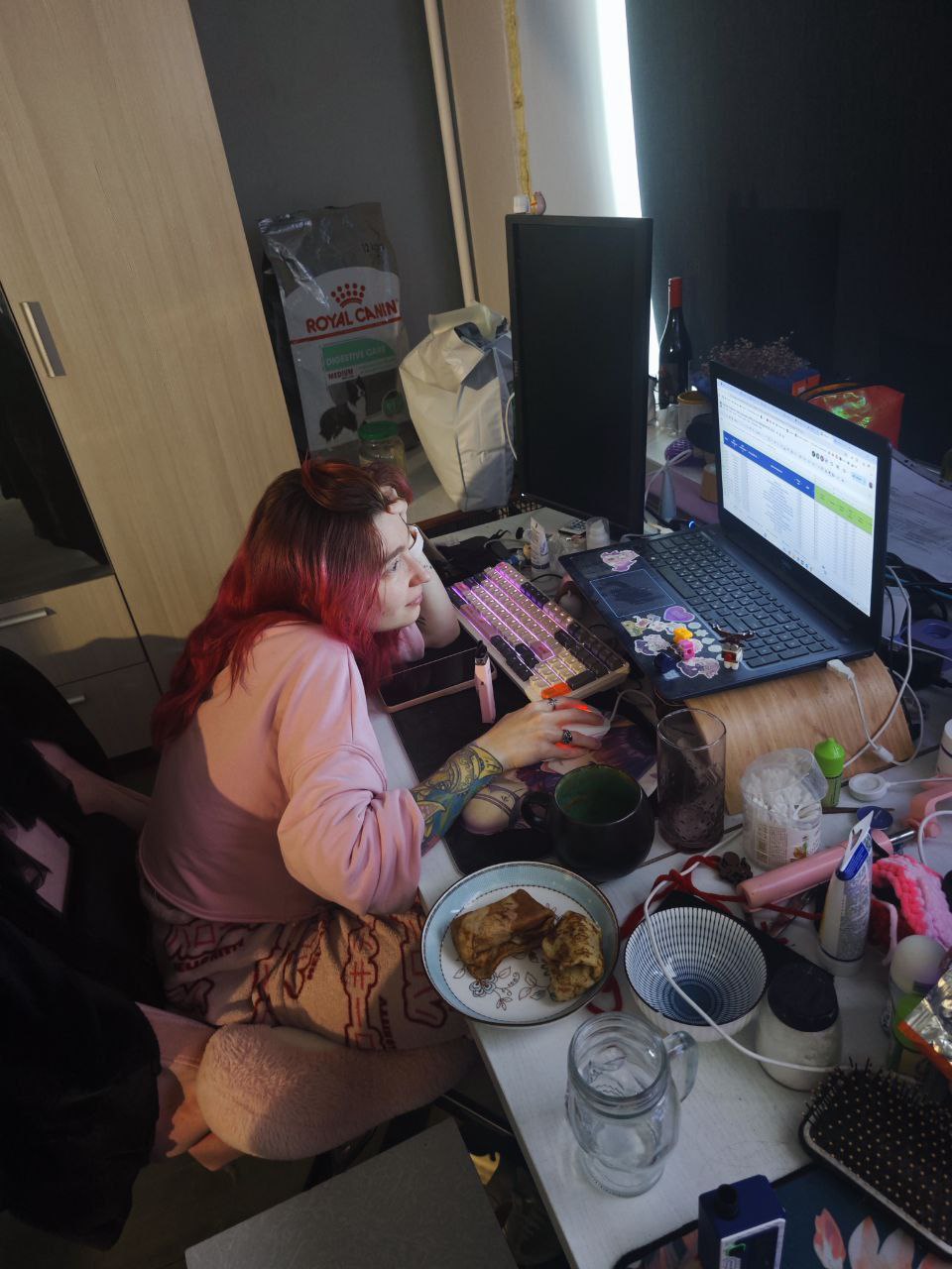 Муд этой недели примерно такой 🖥
У меня чет посыпалось прям много задач помимо моих основных, я вон первый раз в жизни маркировала рекламу еридами всякими, запускала еë, и щас ещё один такой же цикл п... | Сетка — социальная сеть от hh.ru