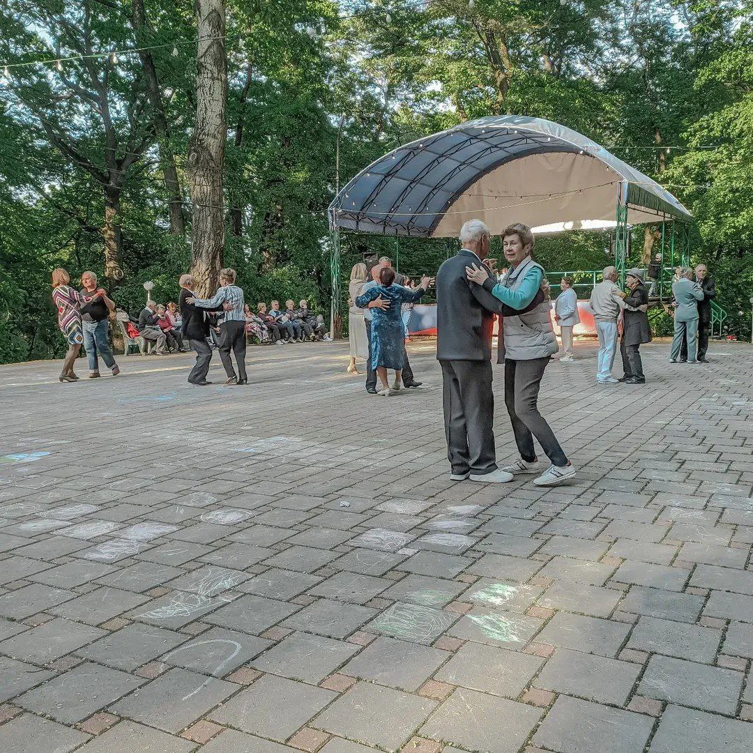 💃🕺Романтика в центральном парке
Сегодня танцы пожилых
И молодость вернулась.
Танцуют каждый за двоих
И вспоминают юность.
📸 pirim.photo
📲 Что-то на Ставропольском в MAX | Сетка — социальная сеть от hh.ru