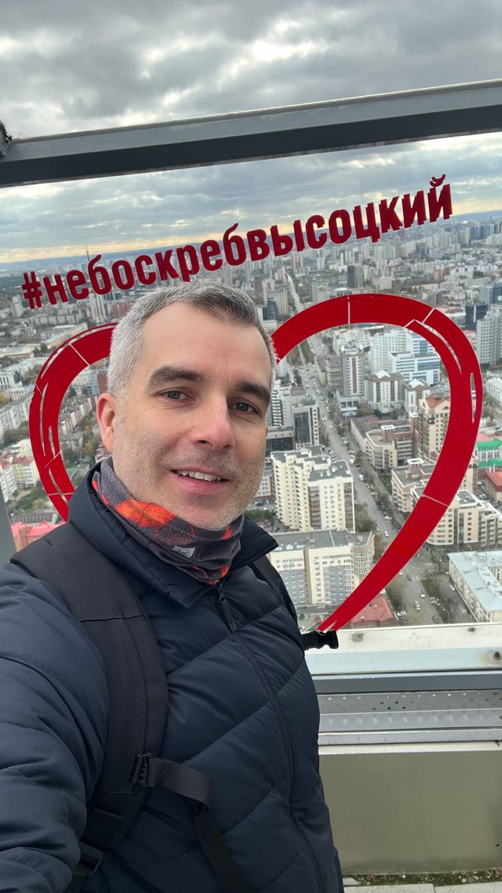 И конечно про сам Екатеринбург — столица Урала 🏙️
Был там впервые, и город оставил реально классные впечатления 🙌
Погода порадовала, успел немного погулять и посмотреть окрестности | Сетка — социальная сеть от hh.ru