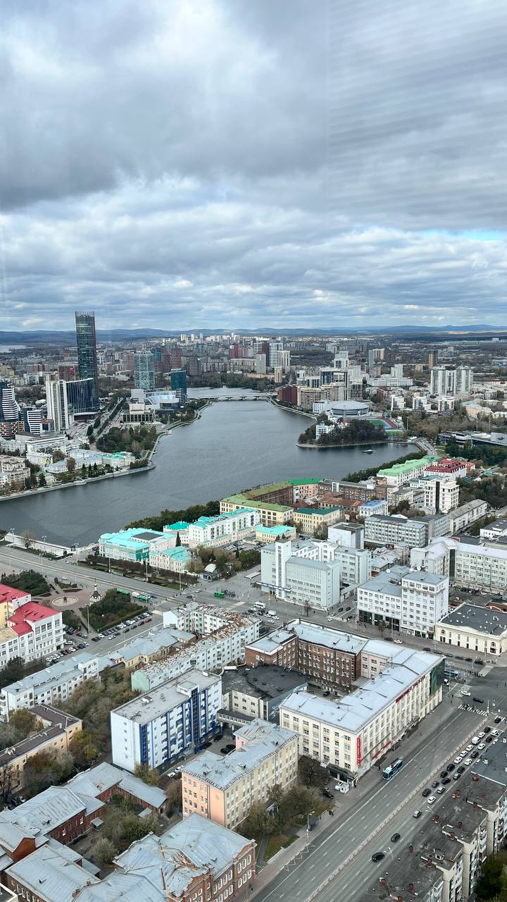 И конечно про сам Екатеринбург — столица Урала 🏙️
Был там впервые, и город оставил реально классные впечатления 🙌
Погода порадовала, успел немного погулять и посмотреть окрестности | Сетка — социальная сеть от hh.ru
