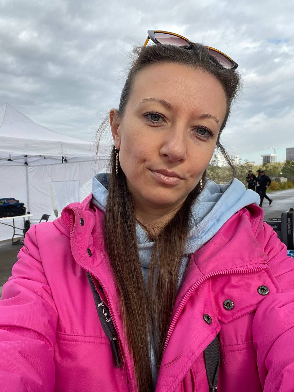 А это сьемка в Казани, тут по моему лицу видно, что настроение не очень 😄 На самом деле все прошло неплохо, а после я даже прогулялась по набережной и зашла в мечеть | Сетка — социальная сеть от hh.ru