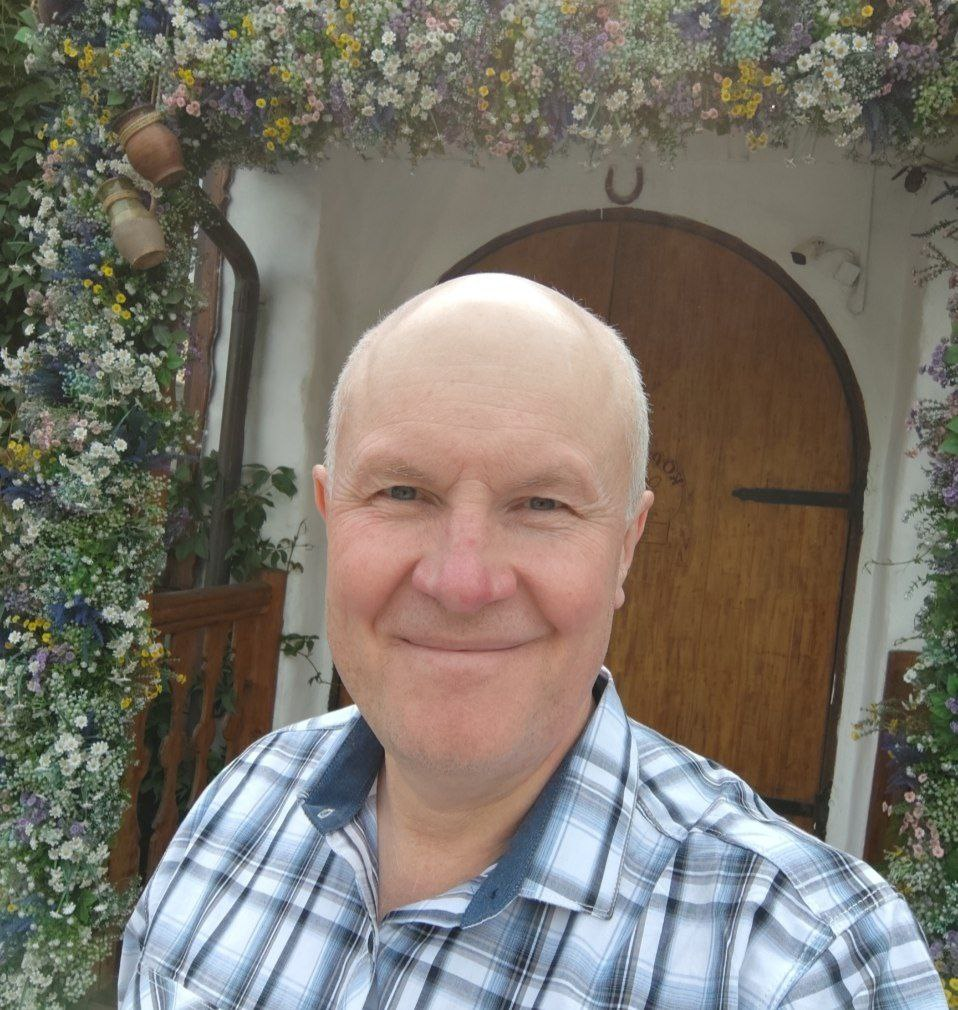 ТЕЛО — ХРАНИТЕЛЬ ПРАВДЫ.  
Мы можем годами убеждать себя: 
«Я в порядке», 
«Это мелочь», 
«Просто устал(а)», 
«Надо потерпеть»…  
Но тело не умеет лгать. 
Оно не читает наши оправдания. Оно помнит всё | Сетка — социальная сеть от hh.ru