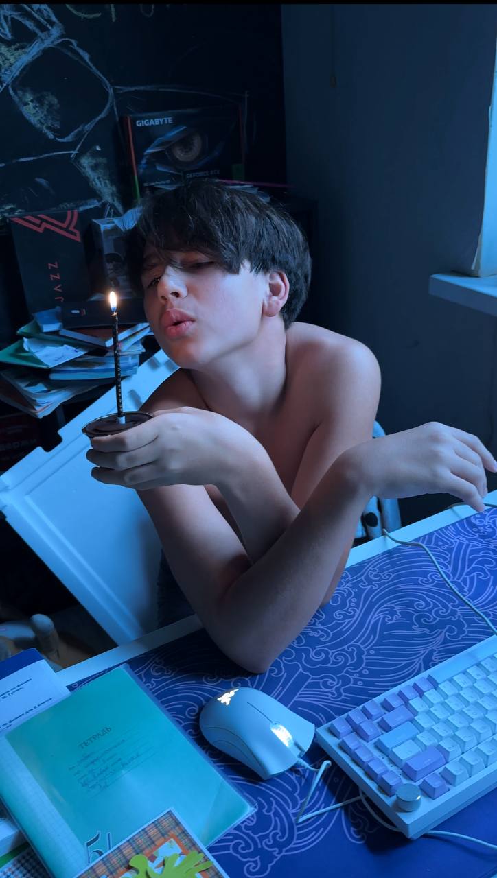 14 лет я мама.
Удивительно смотреть на большого человека, жизнь которого когда-то полностью зависела от тебя…
А теперь зависит какой-то малюсенькой частью | Сетка — социальная сеть от hh.ru