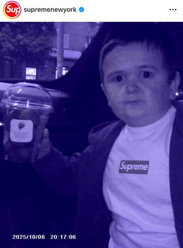 Лол, Хасбик стал амбассадором Supreme и снялся в их рекламе брелоков со встроенной МИНИ-камерой.
Бренд выложил фотки в официальном аккаунте — эти снимки сделал сам Хасбулла на устройство | Сетка — социальная сеть от hh.ru