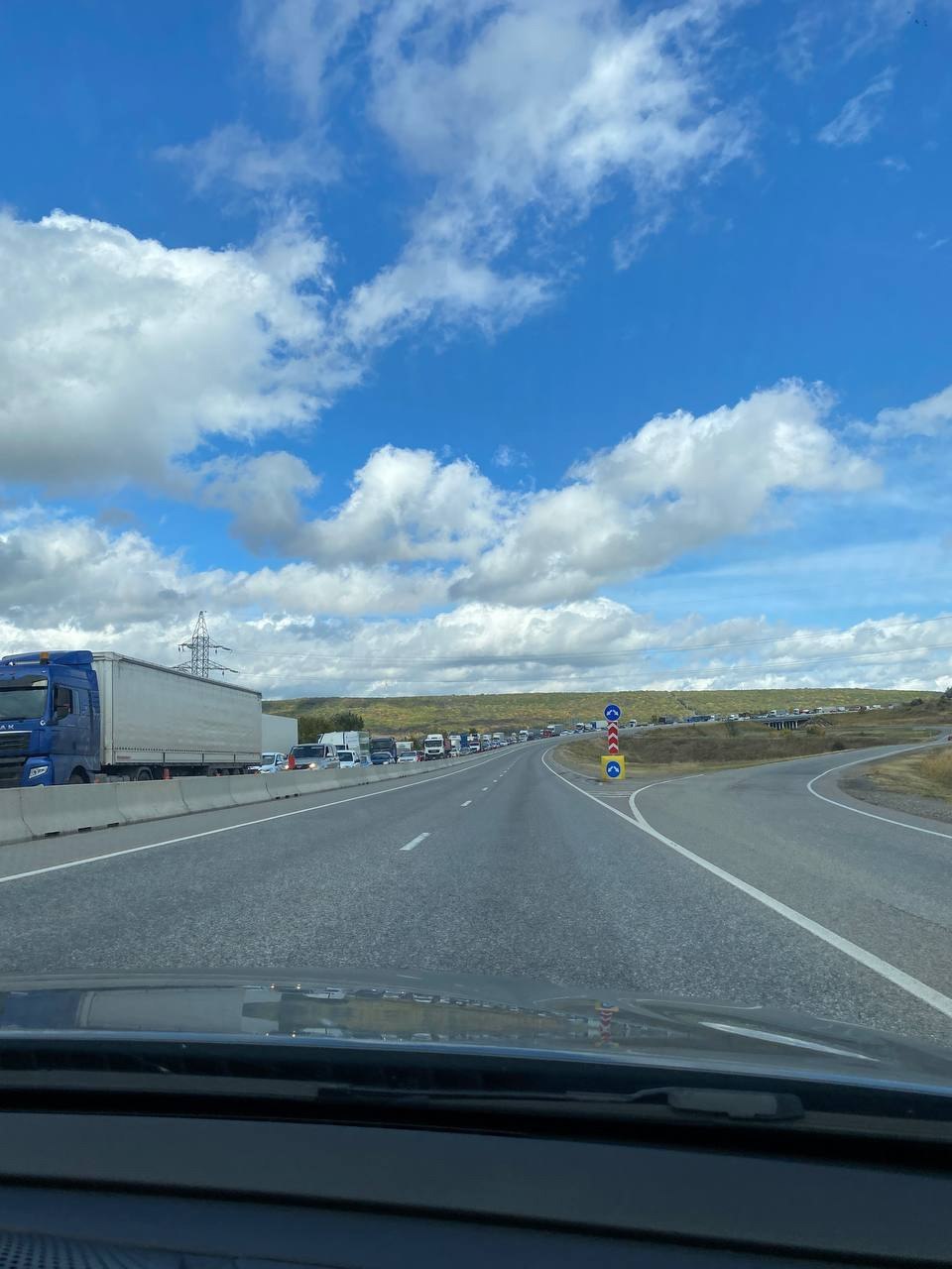 🚗🚙Дорожное приключение
В сторону Невинномысска большая пробка из-за ремонта дороги.
😎 - хорошо, что мне туда не надо
😐 - а мне вот надо
📲 Что-то на Ставропольском в MAX | Сетка — социальная сеть от hh.ru