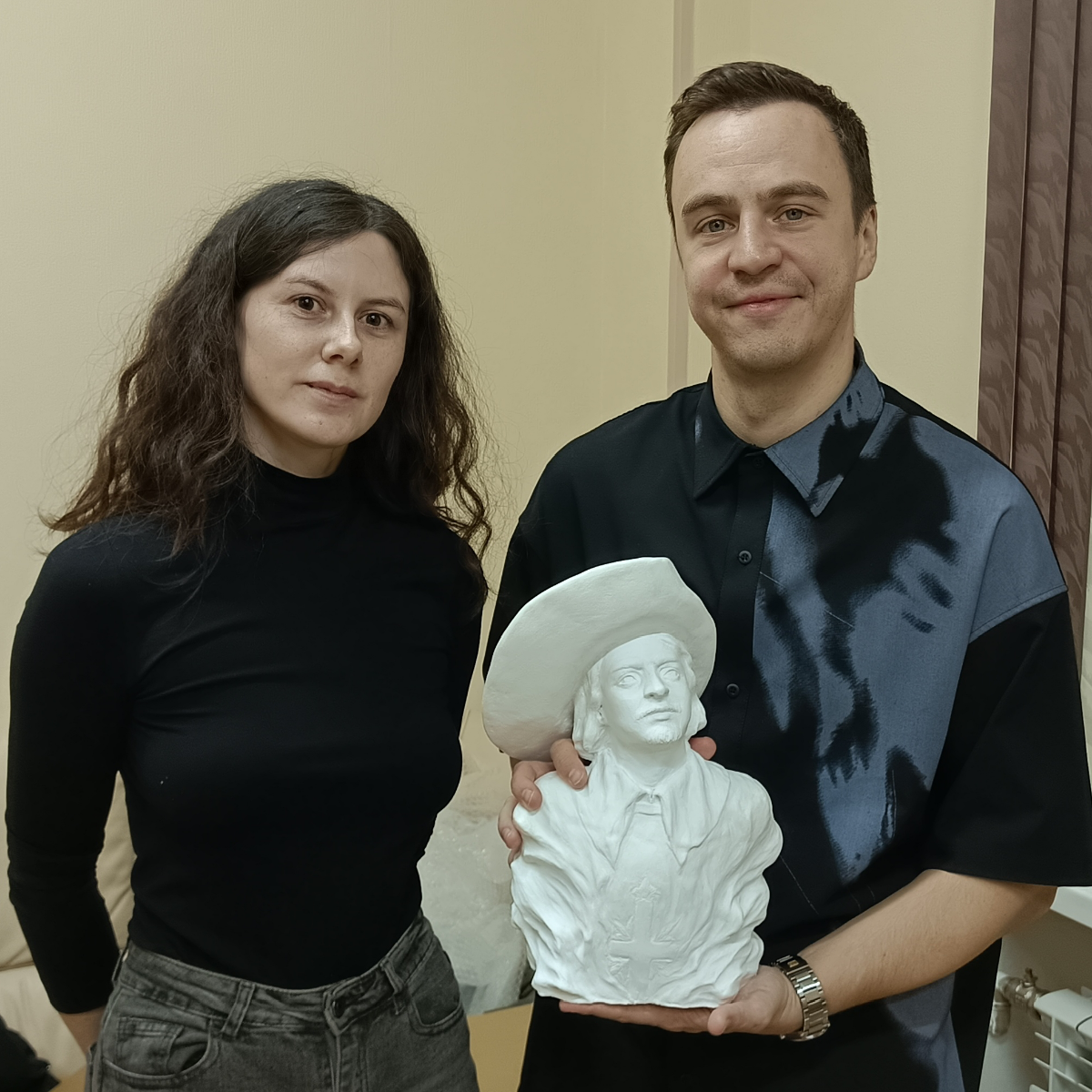 Бюст Ивана Абрамова в образе мушкетёра | Сетка — социальная сеть от hh.ru