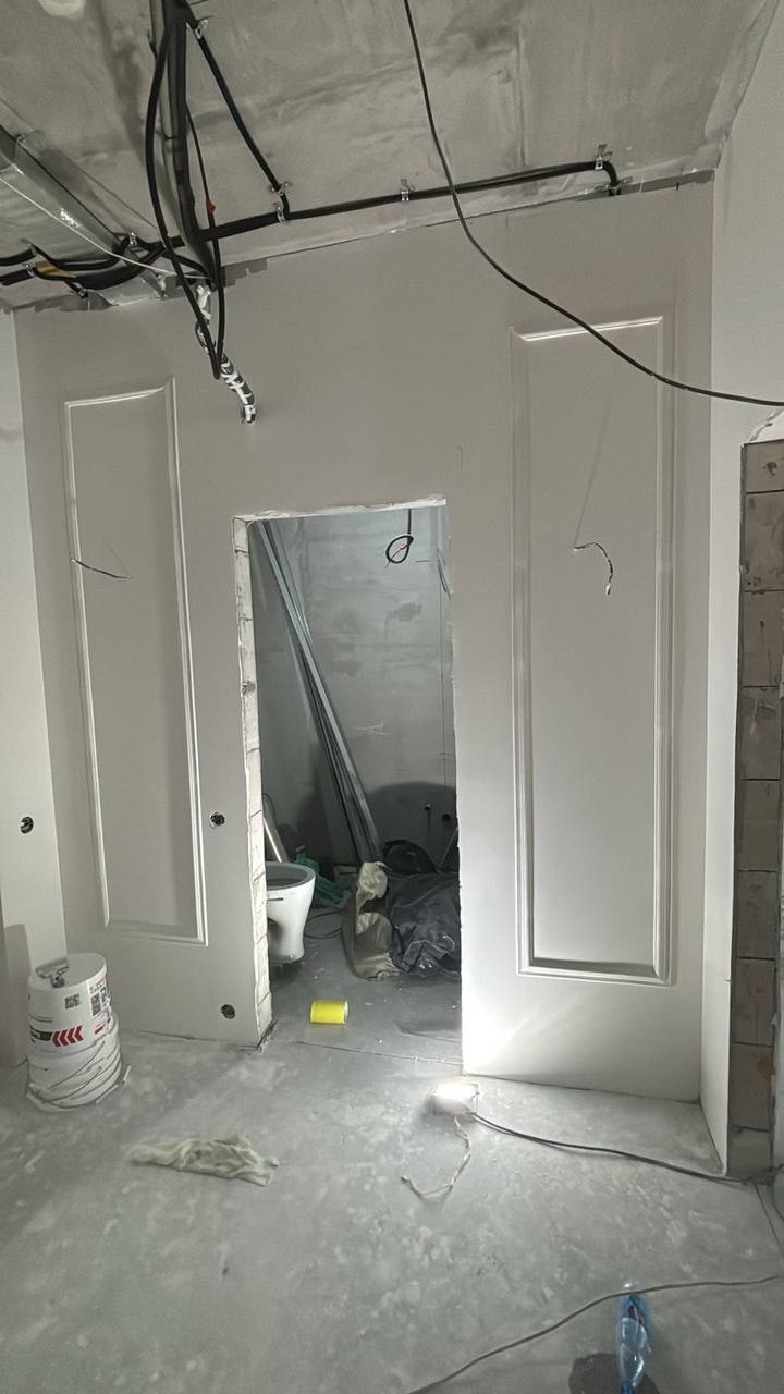 🏡 137 квадратных метров аккуратности и вкуса
Недавно завершили работу над просторной квартирой — 137 м² чистоты линий и спокойных оттенков | Сетка — социальная сеть от hh.ru