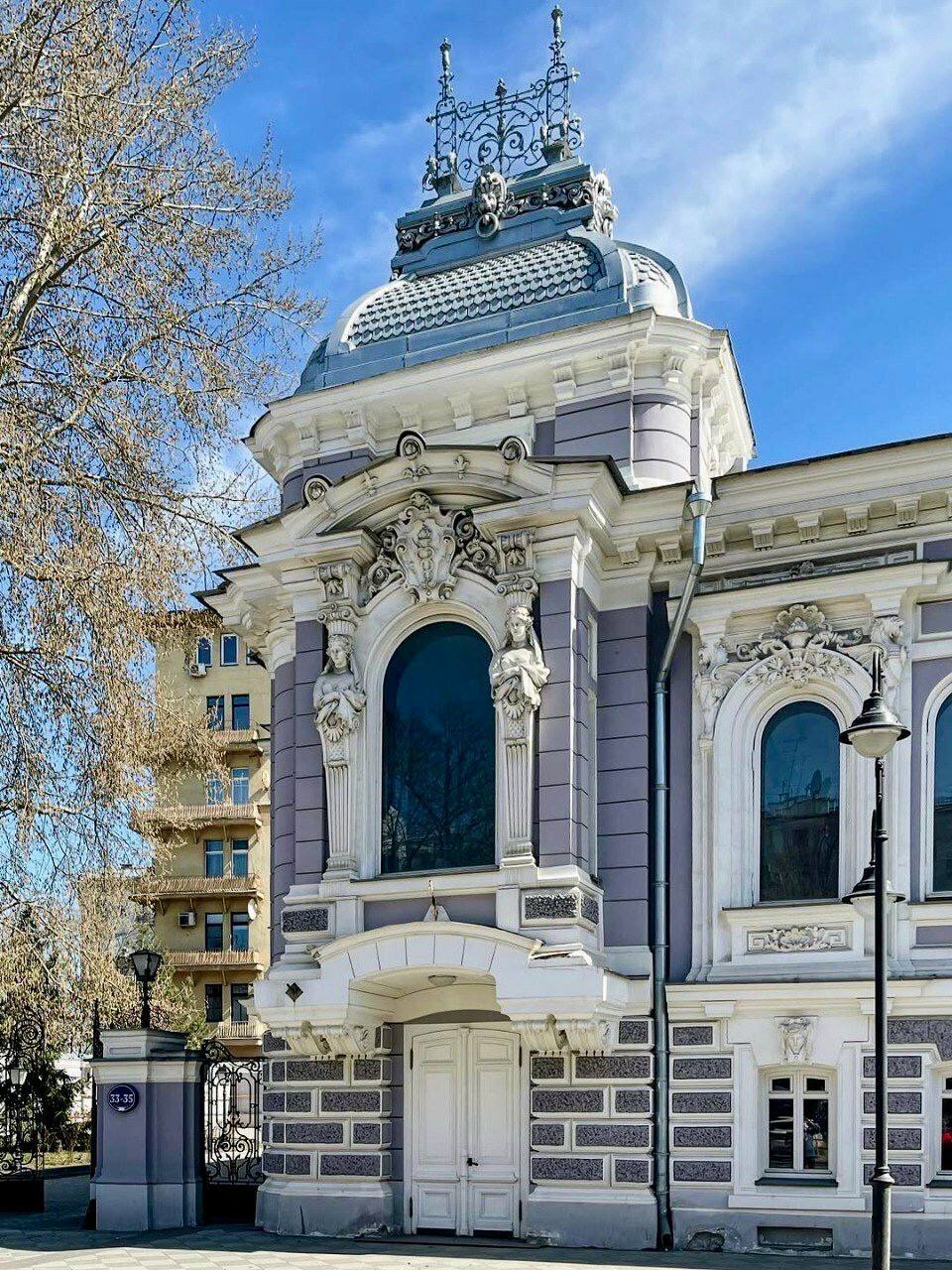 🚶‍➡️Маршрут по старой Москве
От Якиманки до Котельнической набережной
🔥Дом купца Игумнова
Неорусский особняк конца XIX века с башенками и узорными кирпичами.
📍ул. Большая Якиманка, 43, стр | Сетка — социальная сеть от hh.ru