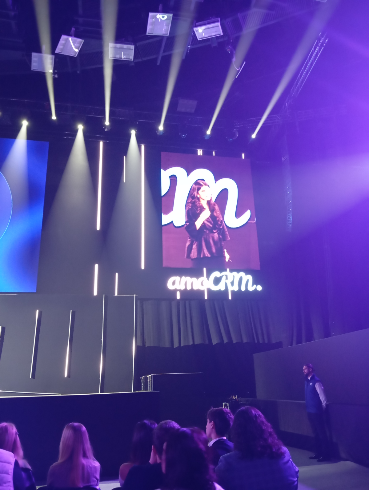 AmoCRM. Антинайм. Взгляд | Сетка — социальная сеть от hh.ru