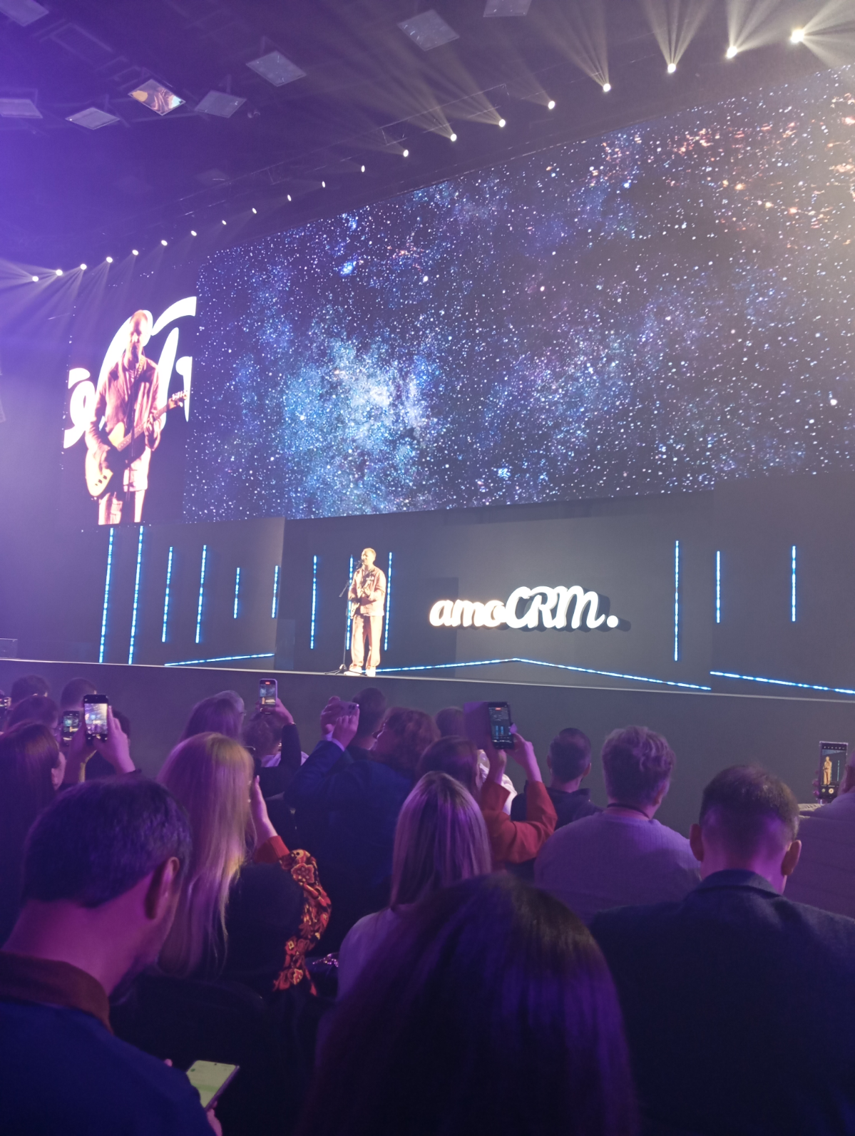 AmoCRM. Антинайм. Взгляд | Сетка — социальная сеть от hh.ru