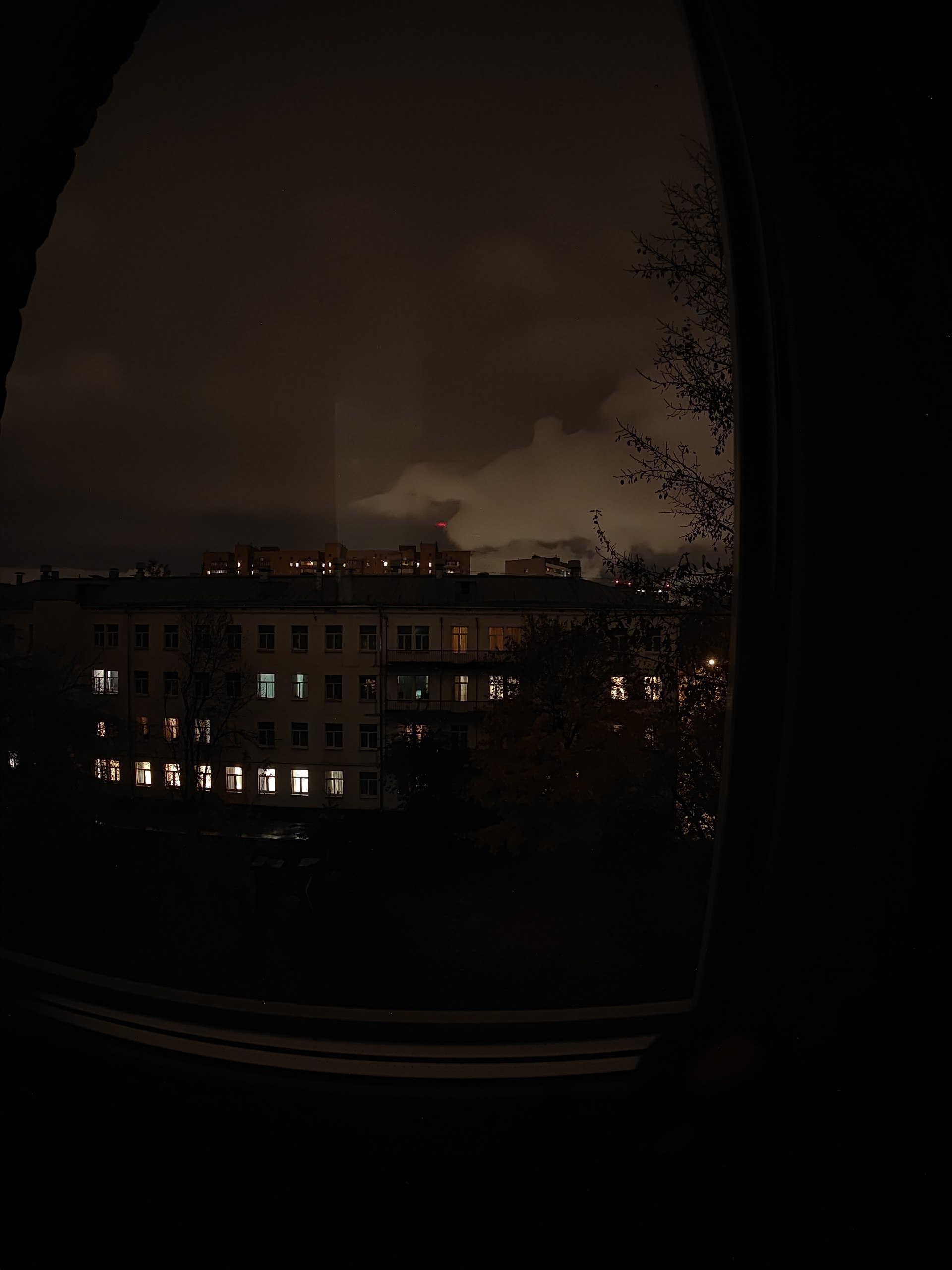 Вчера в 00:00
Вид из окна.
Фото на телефон:
Закрепил телефон неподвижно.
Выключил свет.
Поставил выдержку на 2 секунды.
Результат на последних трёх фото | Сетка — социальная сеть от hh.ru