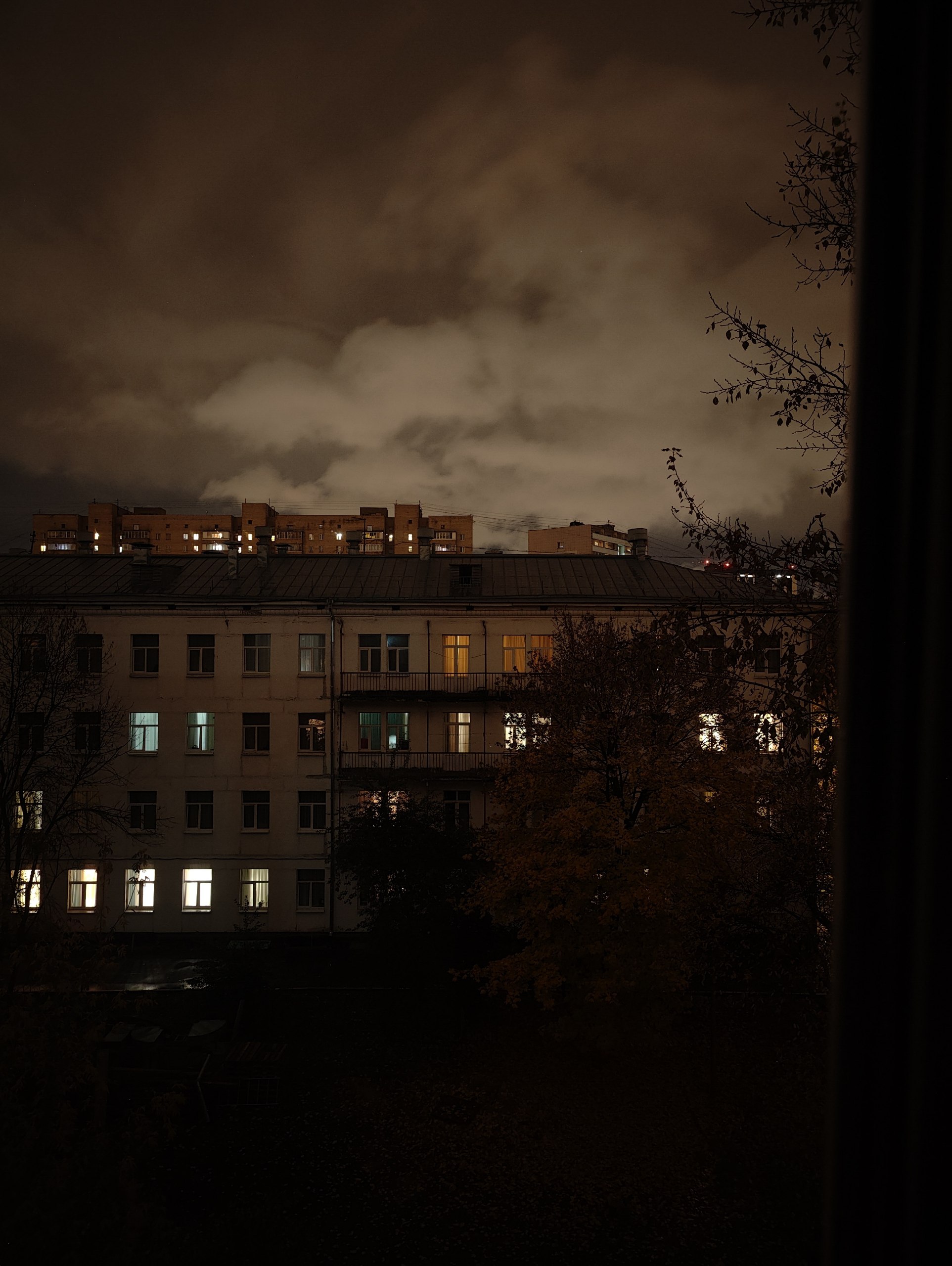 Вчера в 00:00
Вид из окна.
Фото на телефон:
Закрепил телефон неподвижно.
Выключил свет.
Поставил выдержку на 2 секунды.
Результат на последних трёх фото | Сетка — социальная сеть от hh.ru