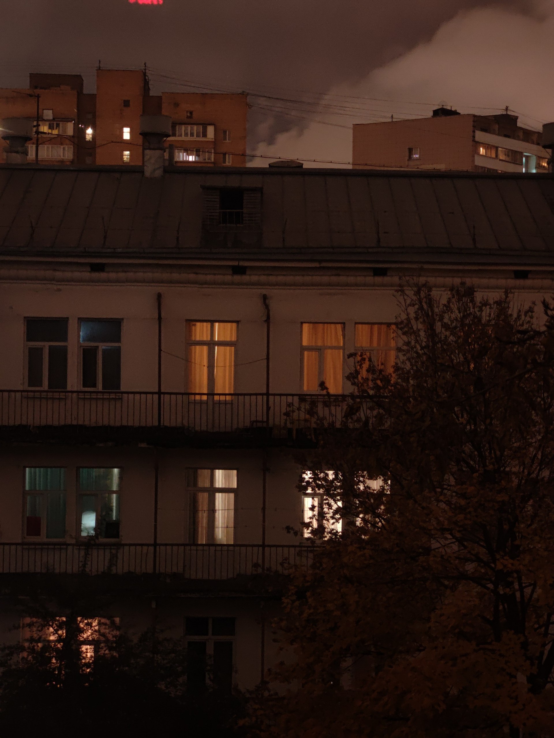 Вчера в 00:00
Вид из окна.
Фото на телефон:
Закрепил телефон неподвижно.
Выключил свет.
Поставил выдержку на 2 секунды.
Результат на последних трёх фото | Сетка — социальная сеть от hh.ru