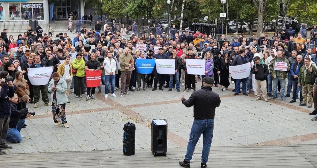 ❤️ Во Владивостоке прошёл митинг против повышения утильсбора
По предварительным оценкам, в собрании приняли участие несколько сотен человек | Сетка — социальная сеть от hh.ru