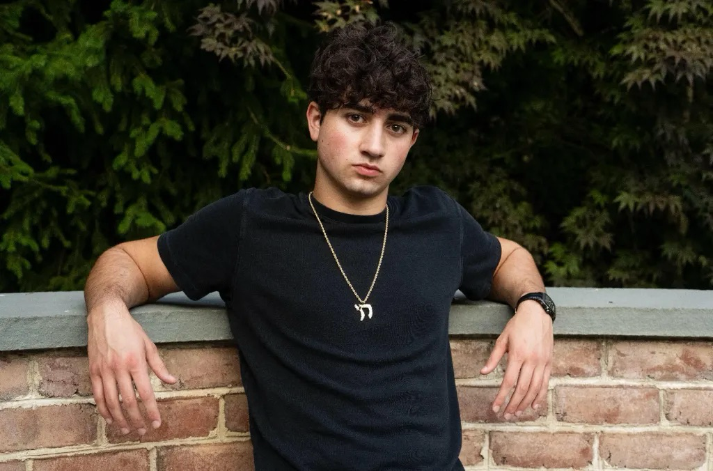 18-летний программист отказался от Айви-Лиг, и построил AI-компанию за $30 млн:
Зак Ядегари, 18 лет, основал приложение Cal AI, оно считает калории по фото еды и приносит миллионы в месяц | Сетка — социальная сеть от hh.ru