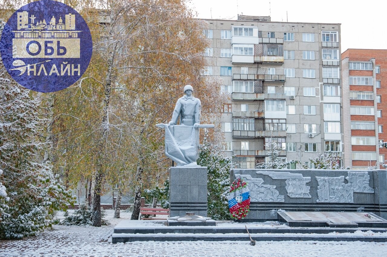 ↗ Утро второго дня в Оби сжалилось надо мною и угостило солнцем и изумительной снежной сказкой!
Парк с Монументом славы и обелиском "Мужеству авиаторов" - во всей своей снежной красе!
©Нина Мамыкина
#... | Сетка — социальная сеть от hh.ru
