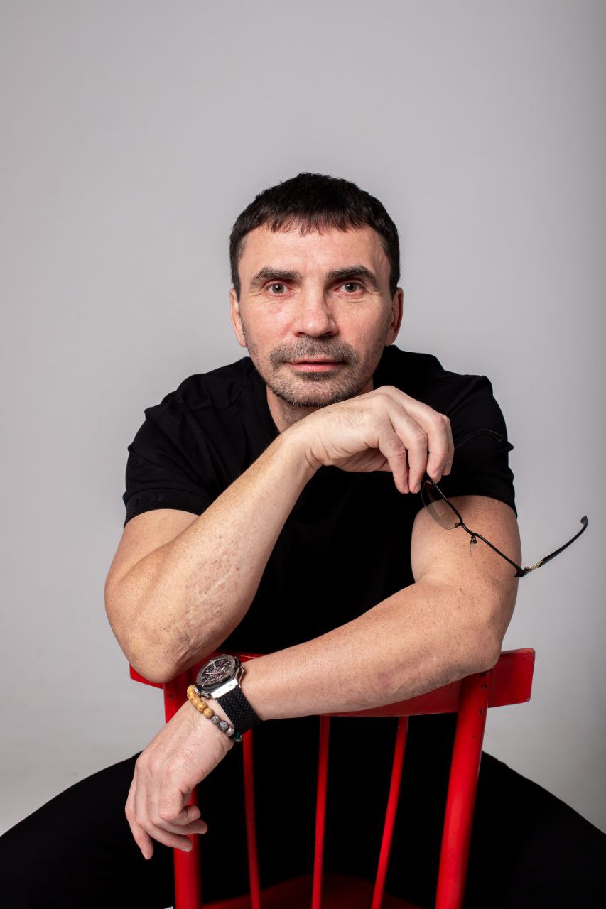 Нетворкинг — инвестиция в будущее.
Меня зовут Андрей Жирнов — инвестор, эксперт по финансам и автор крупнейшего нетворкинга «Скажи: Деньгам — Да!»
Я уверен: всё самое важное приходит через людей | Сетка — социальная сеть от hh.ru