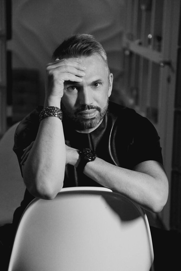 Итальянская компания Zambaiti Parati вместе со своим российским представительством Fipar представила в Москве новую коллекцию авторских виниловых обоев премиум-класса Meteora, созданную совместно с из... | Сетка — социальная сеть от hh.ru