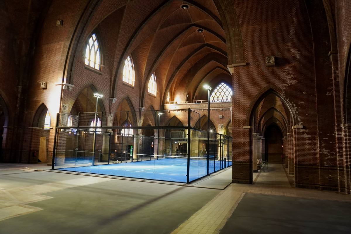 Святой падел. Так (holy padel) называется игровой корт прямо внутри церкви Святого Иосифа в городе Арнем, Нидерланды | Сетка — социальная сеть от hh.ru