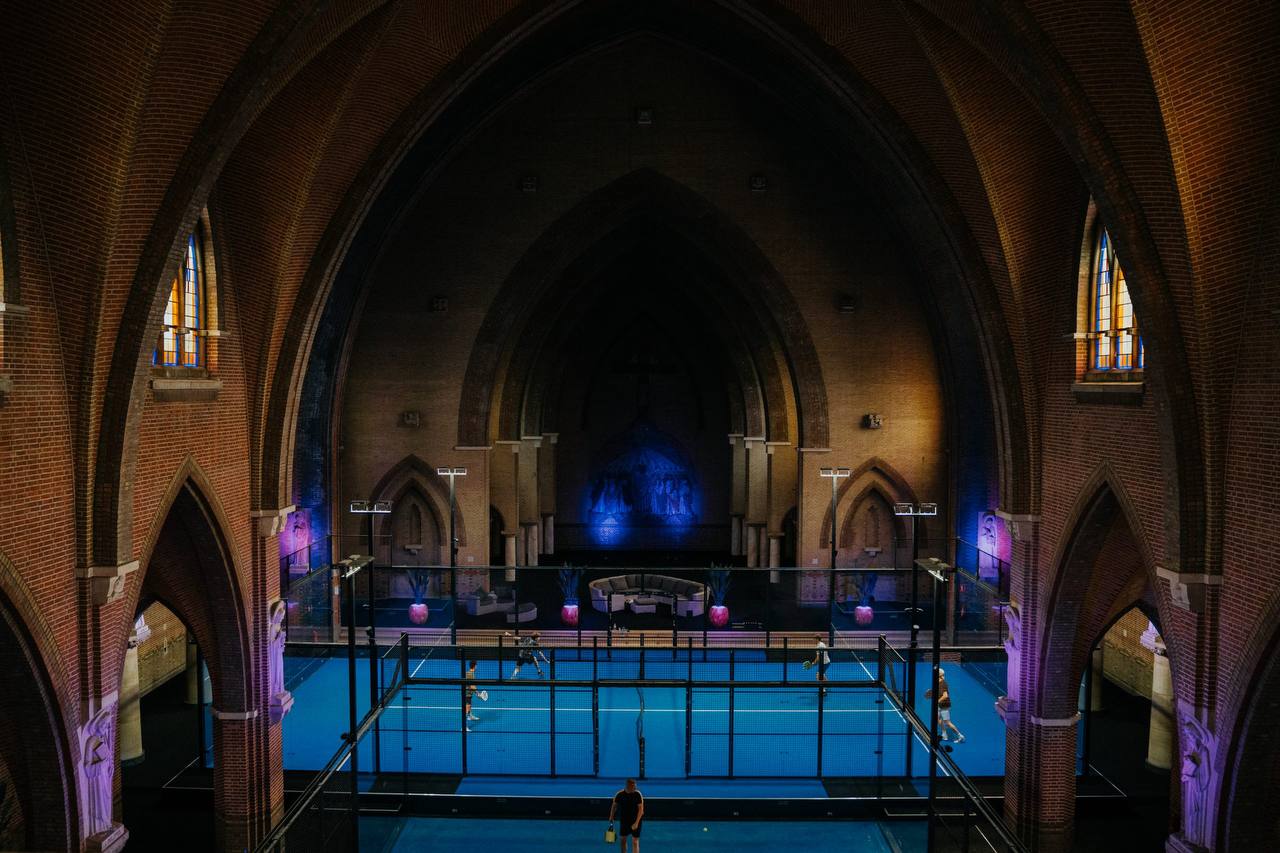 Святой падел. Так (holy padel) называется игровой корт прямо внутри церкви Святого Иосифа в городе Арнем, Нидерланды | Сетка — социальная сеть от hh.ru
