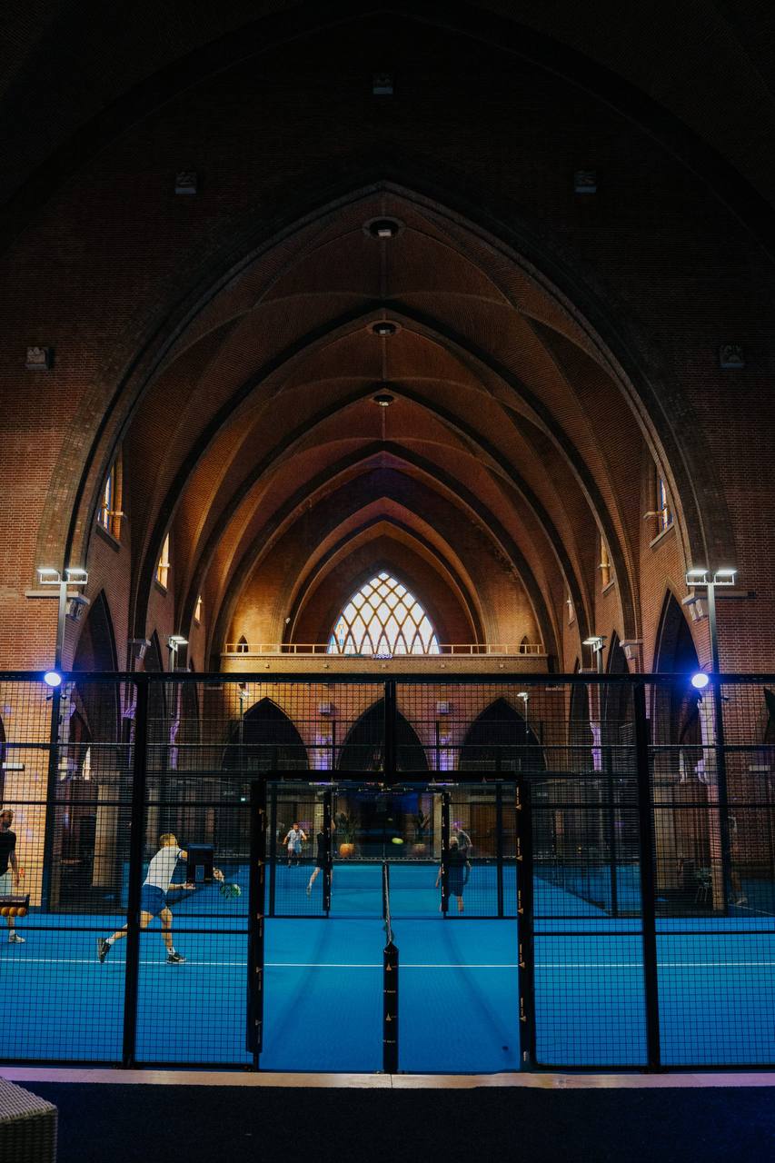Святой падел. Так (holy padel) называется игровой корт прямо внутри церкви Святого Иосифа в городе Арнем, Нидерланды | Сетка — социальная сеть от hh.ru