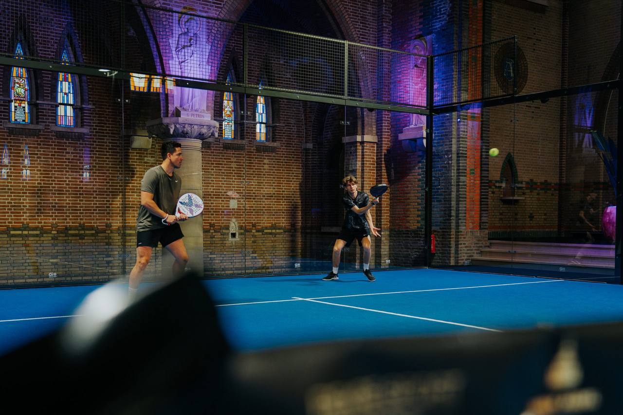 Святой падел. Так (holy padel) называется игровой корт прямо внутри церкви Святого Иосифа в городе Арнем, Нидерланды | Сетка — социальная сеть от hh.ru