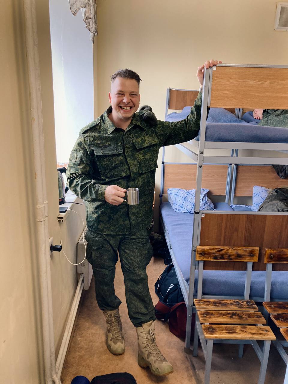 Между этими фото ровно 3 года
Ровно 3 года назад мне повезло почти 2 месяца провести в различных учебках Подмосковья, на этой фото кажется я где-то под Наро-Фоминском | Сетка — социальная сеть от hh.ru