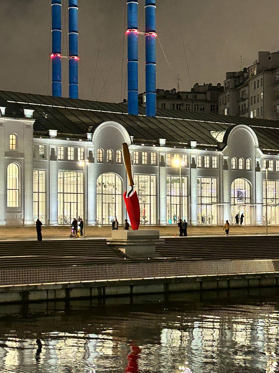 📍| Никогда такого не было — и вот опять!
Не знаю, как так получается, но очень часто во время своих прогулок на 100500 тысяч шагов я каким-то образом оказываюсь у ГЭС-2!
Во время своей «субботней охот... | Сетка — социальная сеть от hh.ru