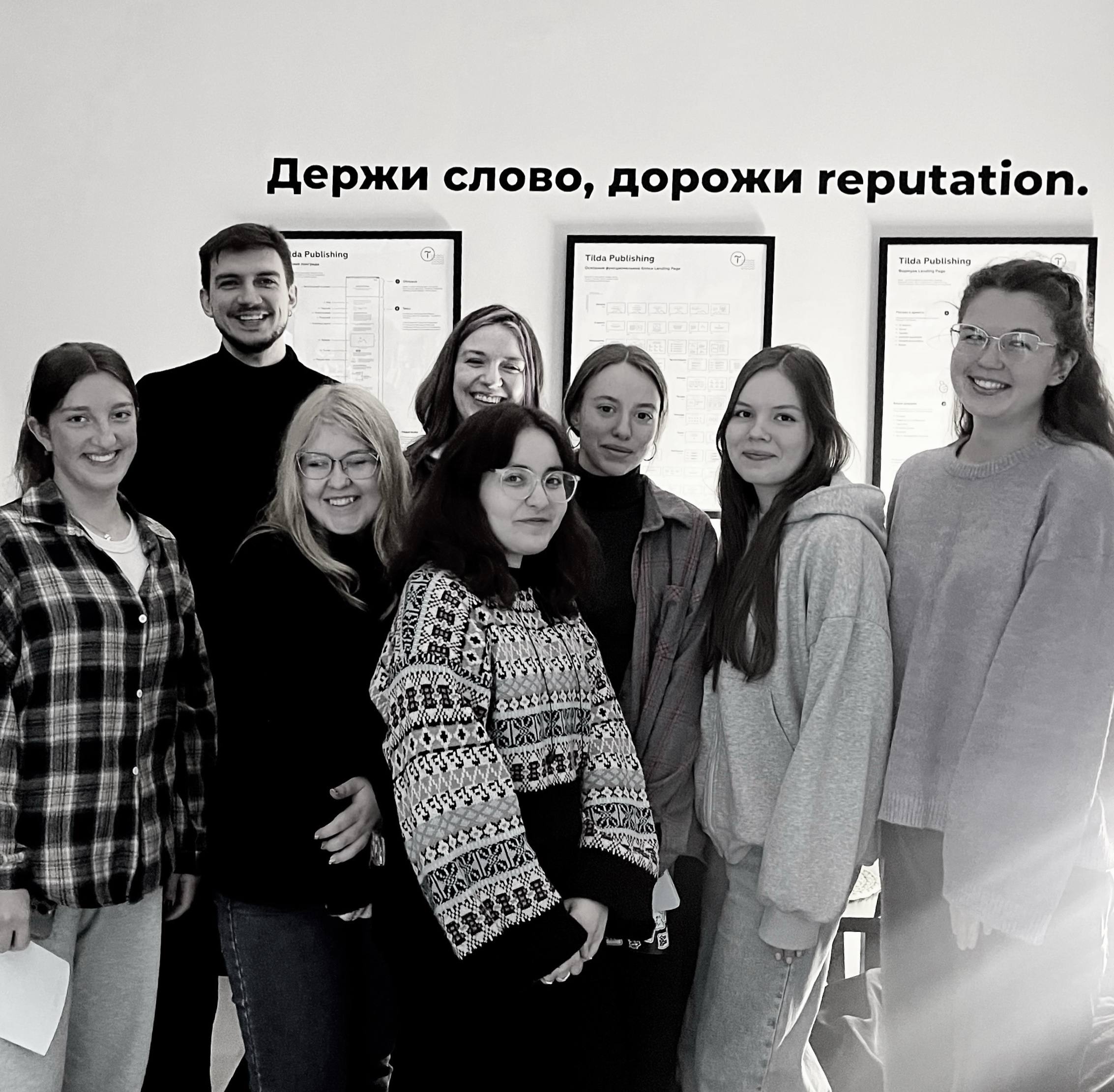 А ещё появилась маленькая как бы традиция: к нам каждый год приводят студентов первого курса графического дизайна на экскурсию)
Ребята всегда задают важные вопросы, с интересом слушают рассказ о студи... | Сетка — социальная сеть от hh.ru