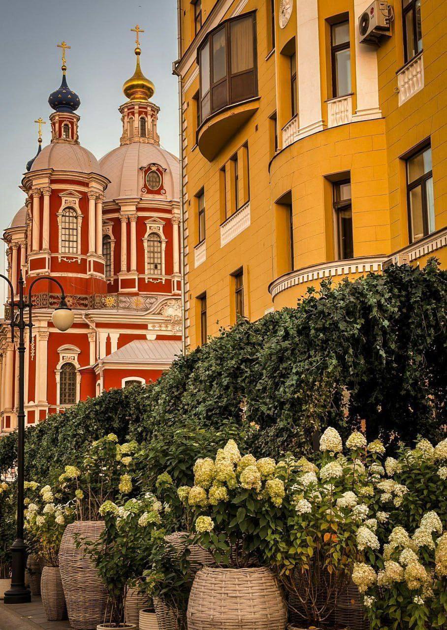 ⛪️ Храм Климента Папы Римского (Храм Спаса Преображения) в Москве
Интересный факт: В 1934 году храм был отдан под книгохранилище обменно-резервного фонда библиотеки им. Ленина | Сетка — социальная сеть от hh.ru