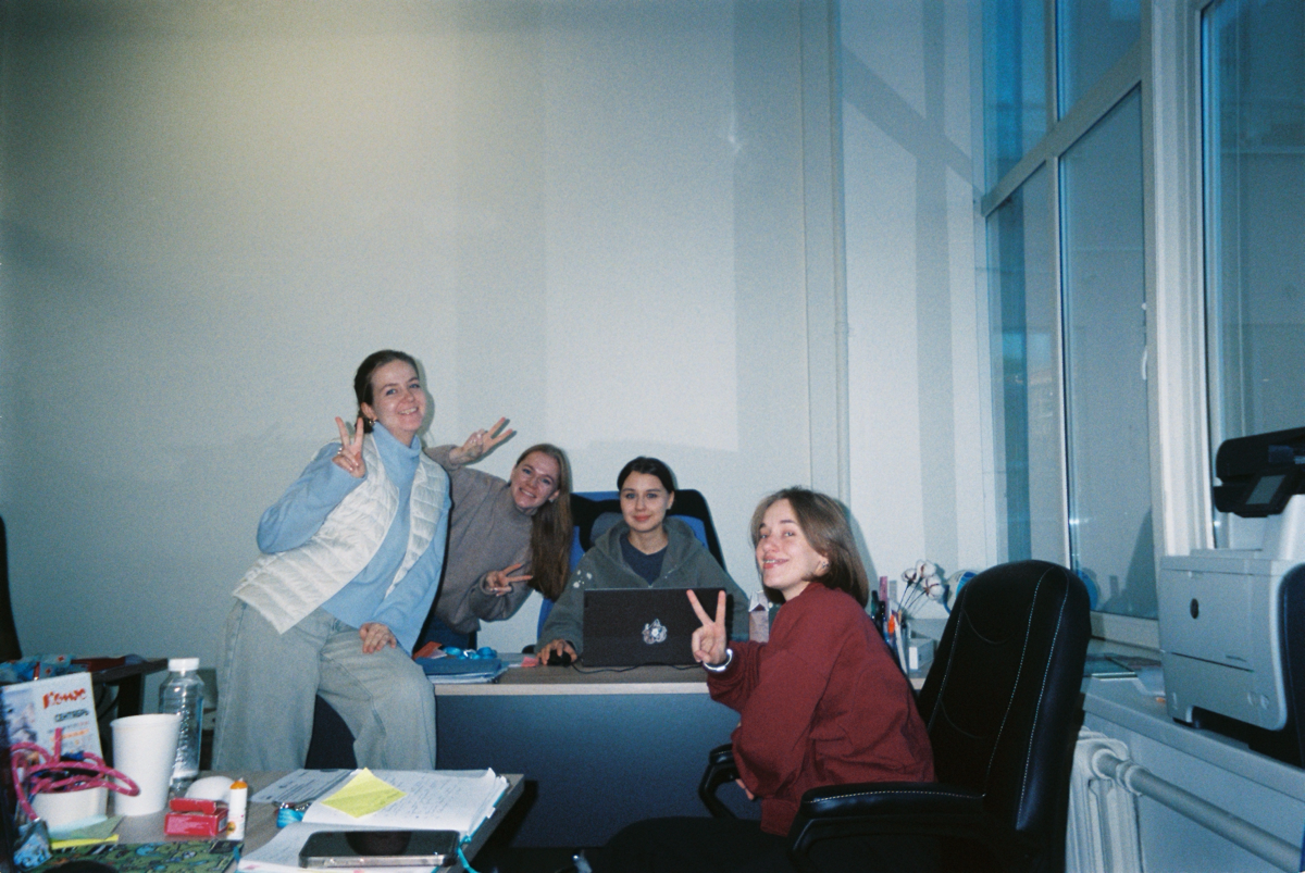 С коллегами на одном вайбе💜 Хорошо, когда на работе не только задачи и вызовы, но и теплые воспоминания #Media108 | Сетка — социальная сеть от hh.ru