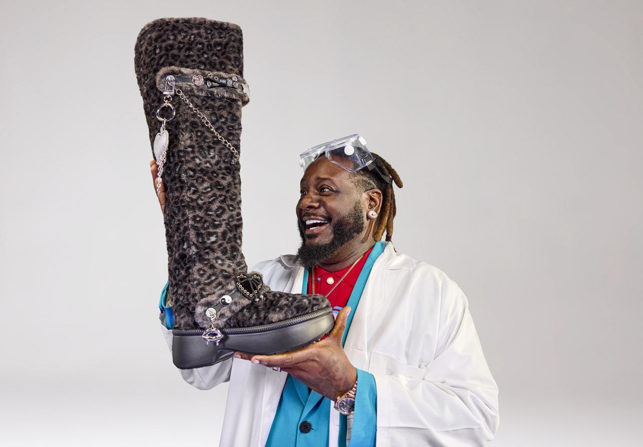 Знали, что существует День Crocs? А он есть! И его празднуют 23 октября.
В этом году компания решила создать что-то необычное и выпустила леопардовые сапоги с плюшевым веганским мехом | Сетка — социальная сеть от hh.ru
