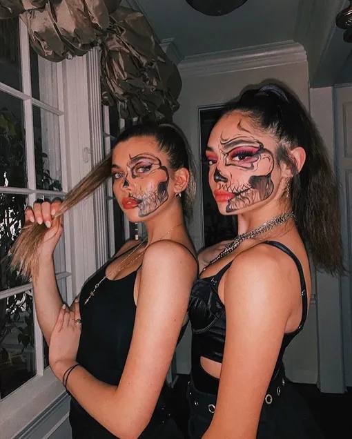 🎃 Мы вдохновились - и подготовили за вас!
Пока вы выбирали между ведьмой и кошечкой, мы собрали топ идей для хэллоуинских костюмов, которые идеально подойдут для стримов 🧙‍♀️
Осталось только выбрать о... | Сетка — социальная сеть от hh.ru
