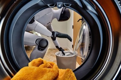 🤖 Робот-гуманоид пока не справляется с бельём
Журналист наблюдал, как робот Figure 02 загружал стиральную машину — и терпел неудачу.
Робот дважды уронил вещь и не смог её поднять | Сетка — социальная сеть от hh.ru