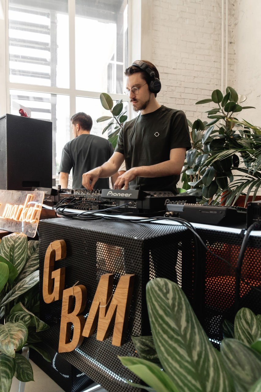 ✨В выходные на «Хлебозаводе» пройдет финальный Growbox Market в этом сезоне
18-19 октября
Гостей ждут ярмарка домашних растений и хендмейда, мастер-классы для детей и взрослых, а также зелёный своп — ... | Сетка — социальная сеть от hh.ru