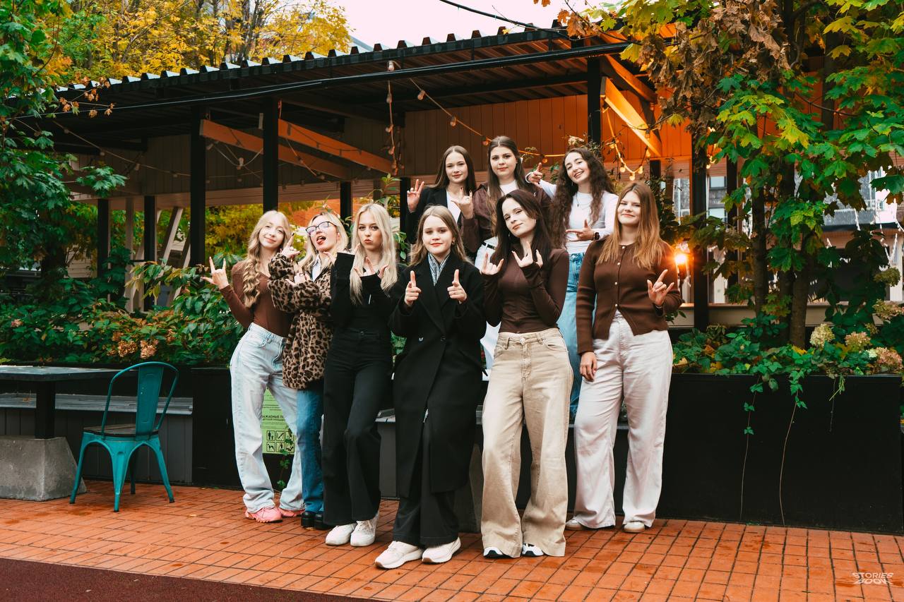 🍂 Поймали осень и 10 класс в одном кадре!
Фотосессия получилась тёплой, атмосферной и немного взрывной — как сами ребята | Сетка — социальная сеть от hh.ru