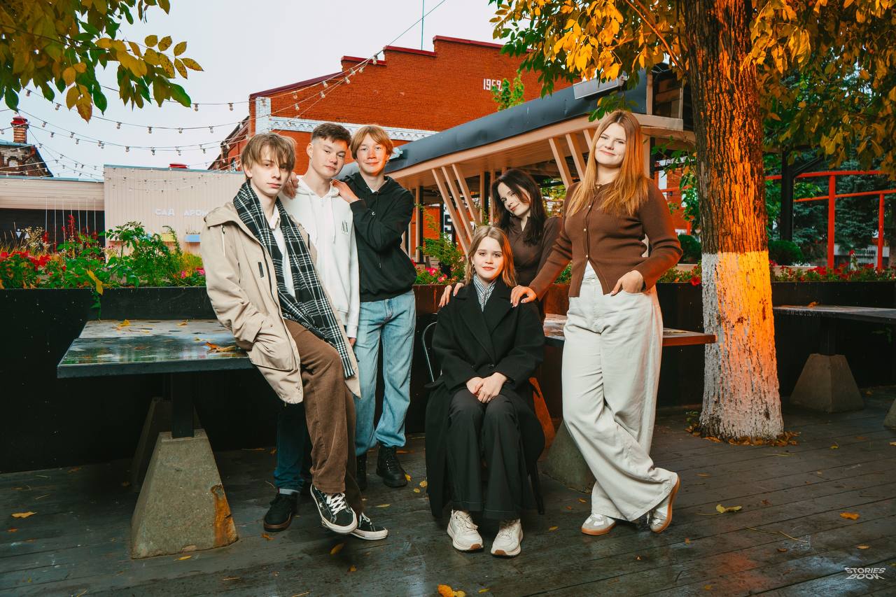 🍂 Поймали осень и 10 класс в одном кадре!
Фотосессия получилась тёплой, атмосферной и немного взрывной — как сами ребята | Сетка — социальная сеть от hh.ru