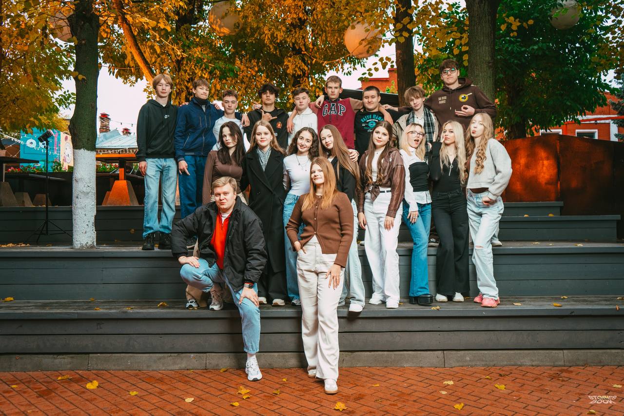 🍂 Поймали осень и 10 класс в одном кадре!
Фотосессия получилась тёплой, атмосферной и немного взрывной — как сами ребята | Сетка — социальная сеть от hh.ru