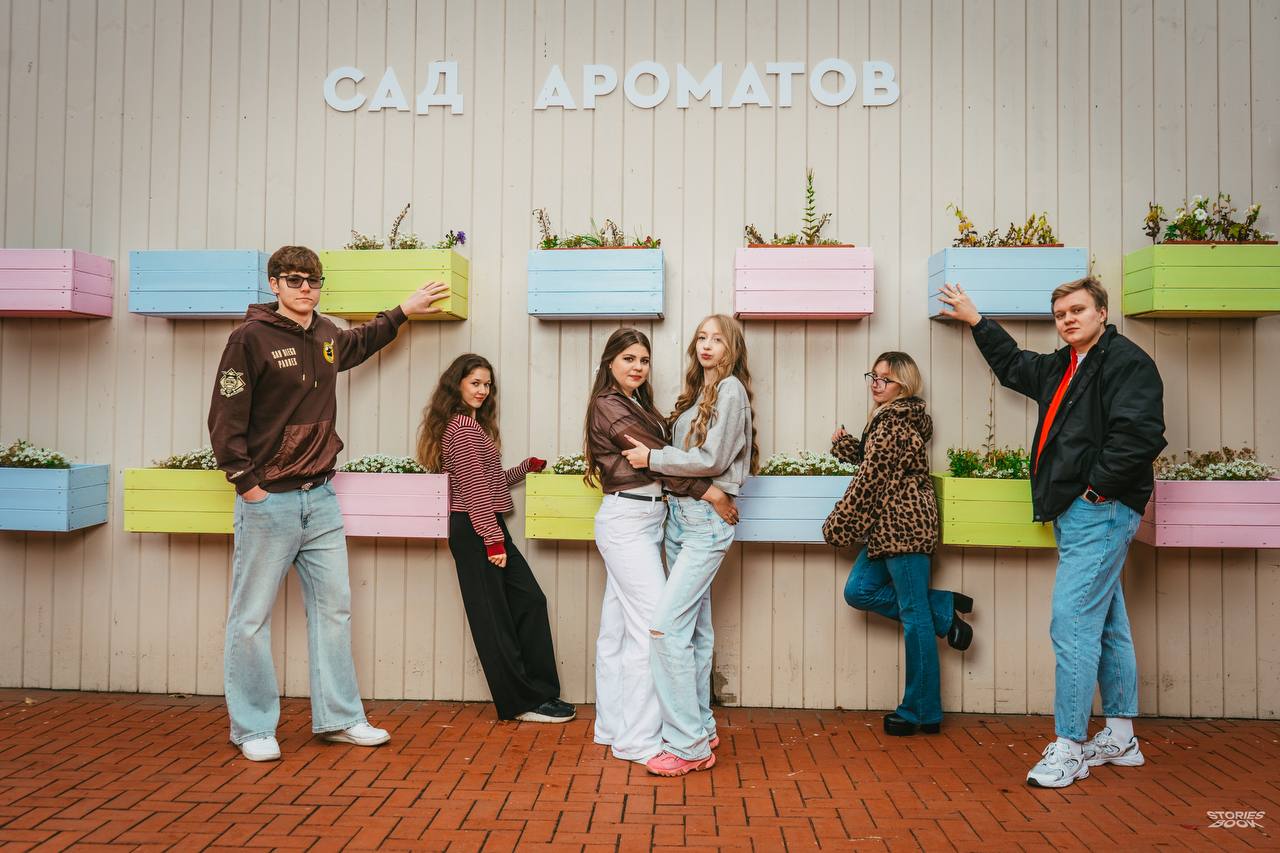 🍂 Поймали осень и 10 класс в одном кадре!
Фотосессия получилась тёплой, атмосферной и немного взрывной — как сами ребята | Сетка — социальная сеть от hh.ru