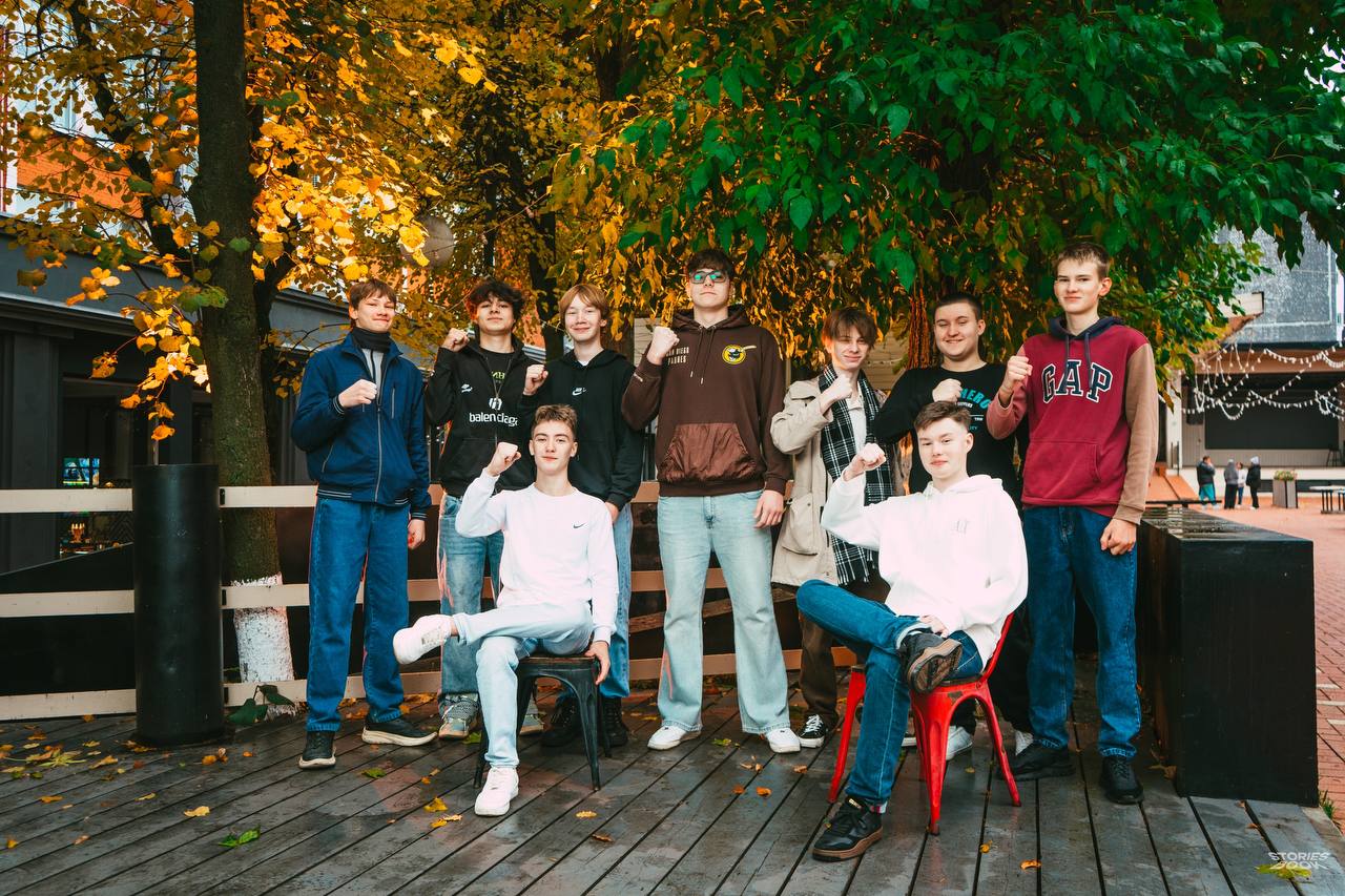🍂 Поймали осень и 10 класс в одном кадре!
Фотосессия получилась тёплой, атмосферной и немного взрывной — как сами ребята | Сетка — социальная сеть от hh.ru