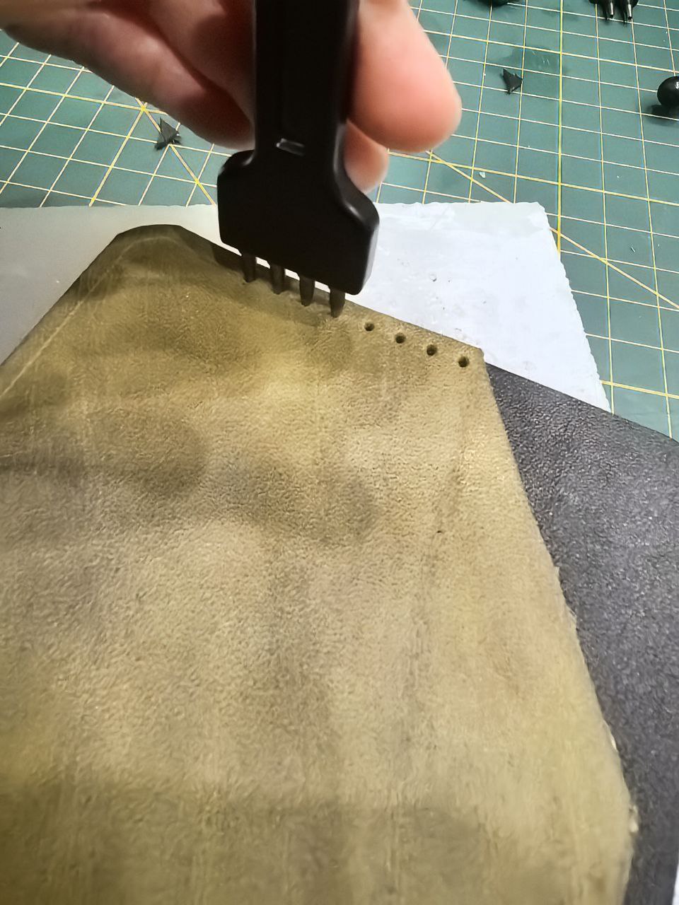 Картхолдер. В двух цветах. Простой, но удобный
#кожевник #изделияизкожи #картхолдер #ручнаяработа | Сетка — социальная сеть от hh.ru