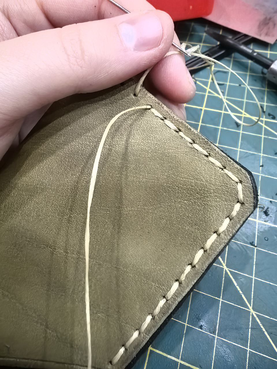 Картхолдер. В двух цветах. Простой, но удобный
#кожевник #изделияизкожи #картхолдер #ручнаяработа | Сетка — социальная сеть от hh.ru