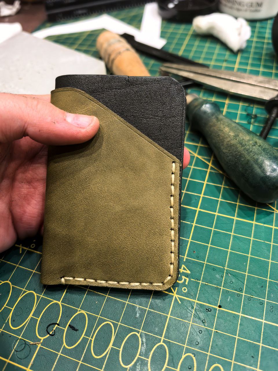 Картхолдер. В двух цветах. Простой, но удобный
#кожевник #изделияизкожи #картхолдер #ручнаяработа | Сетка — социальная сеть от hh.ru