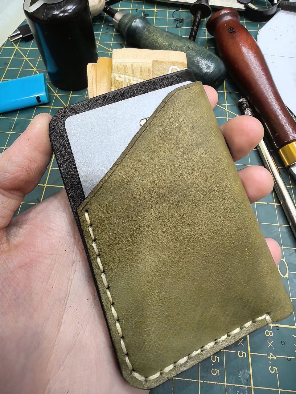 Картхолдер. В двух цветах. Простой, но удобный
#кожевник #изделияизкожи #картхолдер #ручнаяработа | Сетка — социальная сеть от hh.ru