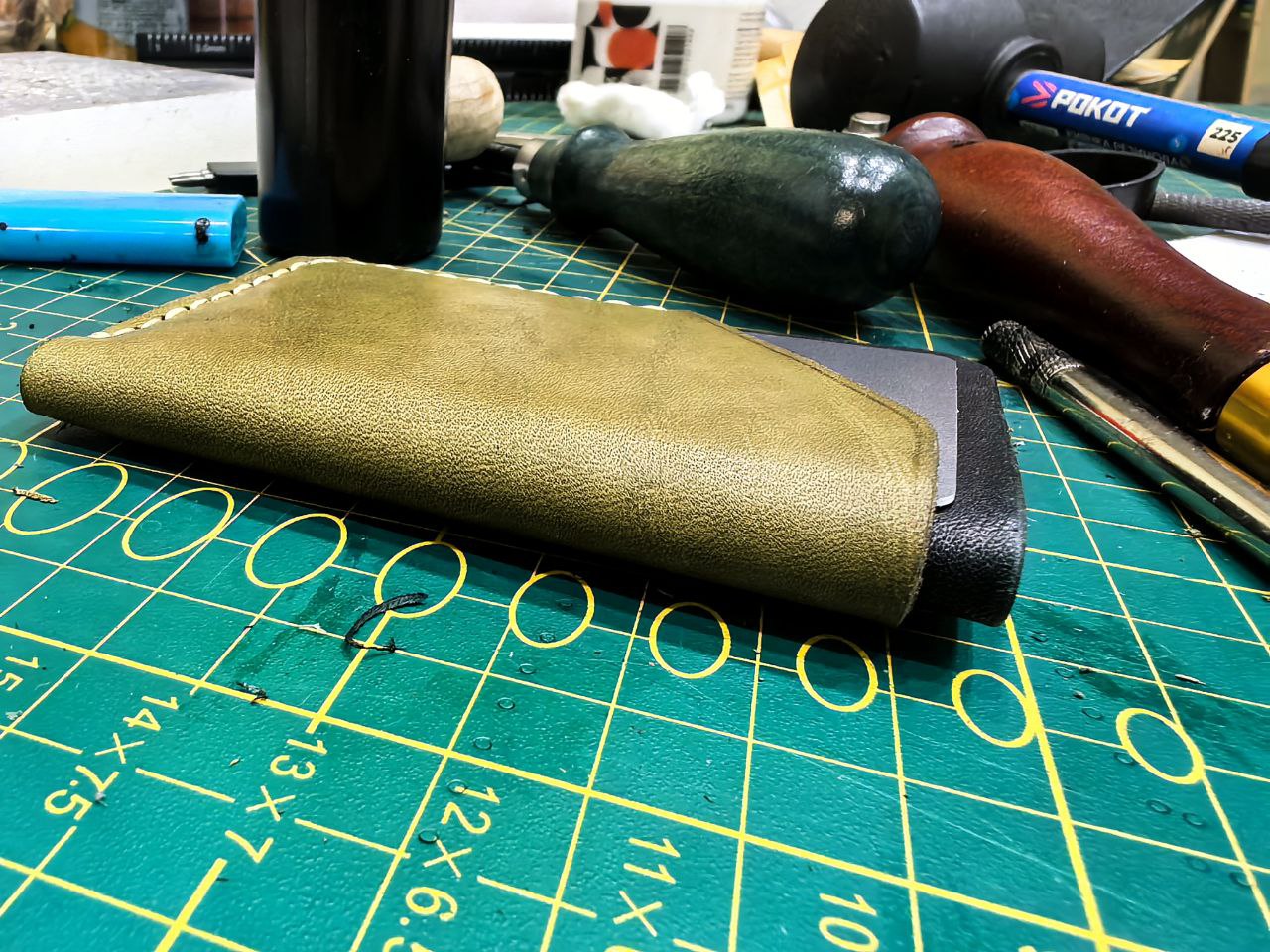 Картхолдер. В двух цветах. Простой, но удобный
#кожевник #изделияизкожи #картхолдер #ручнаяработа | Сетка — социальная сеть от hh.ru