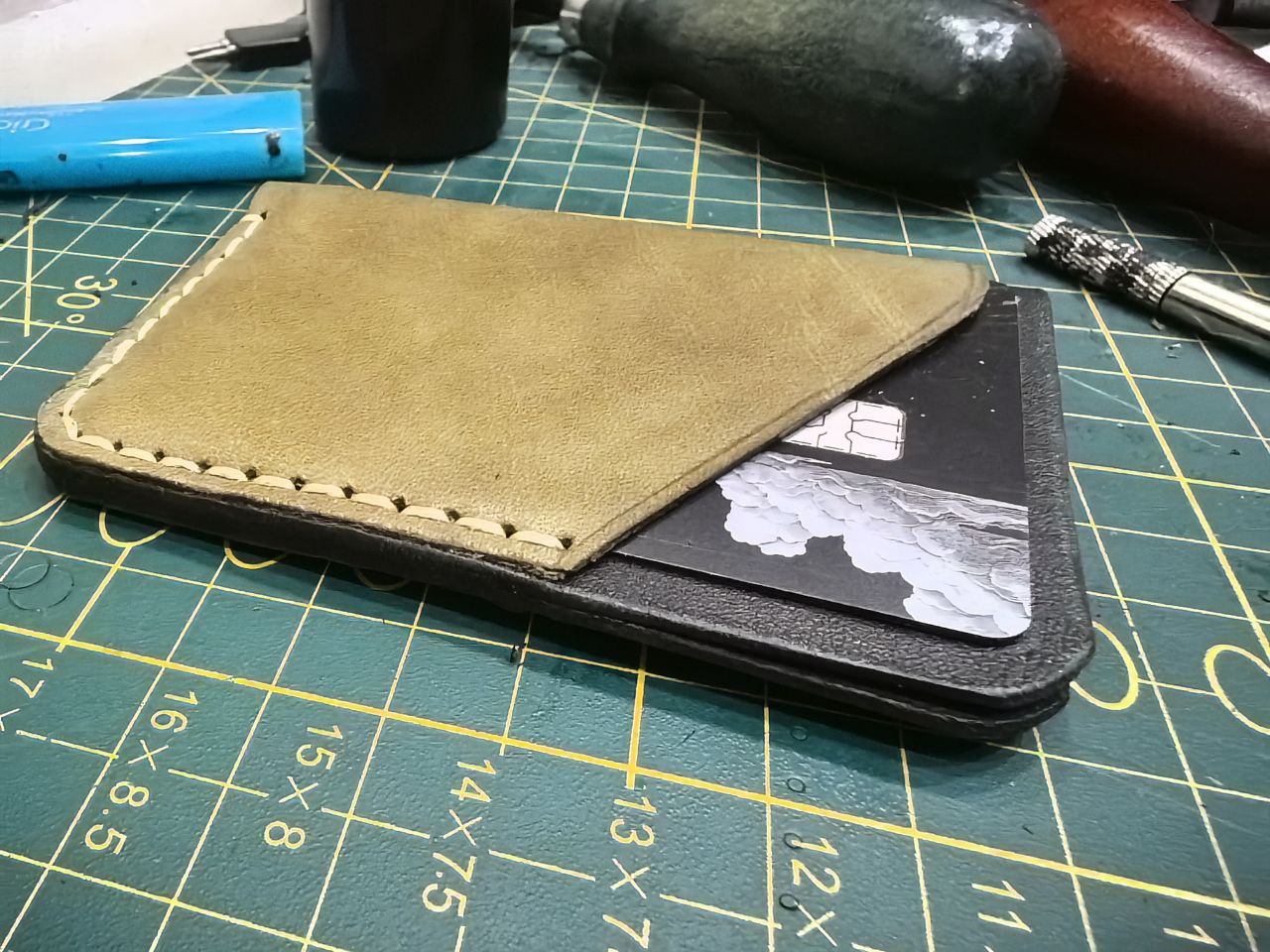 Картхолдер. В двух цветах. Простой, но удобный
#кожевник #изделияизкожи #картхолдер #ручнаяработа | Сетка — социальная сеть от hh.ru