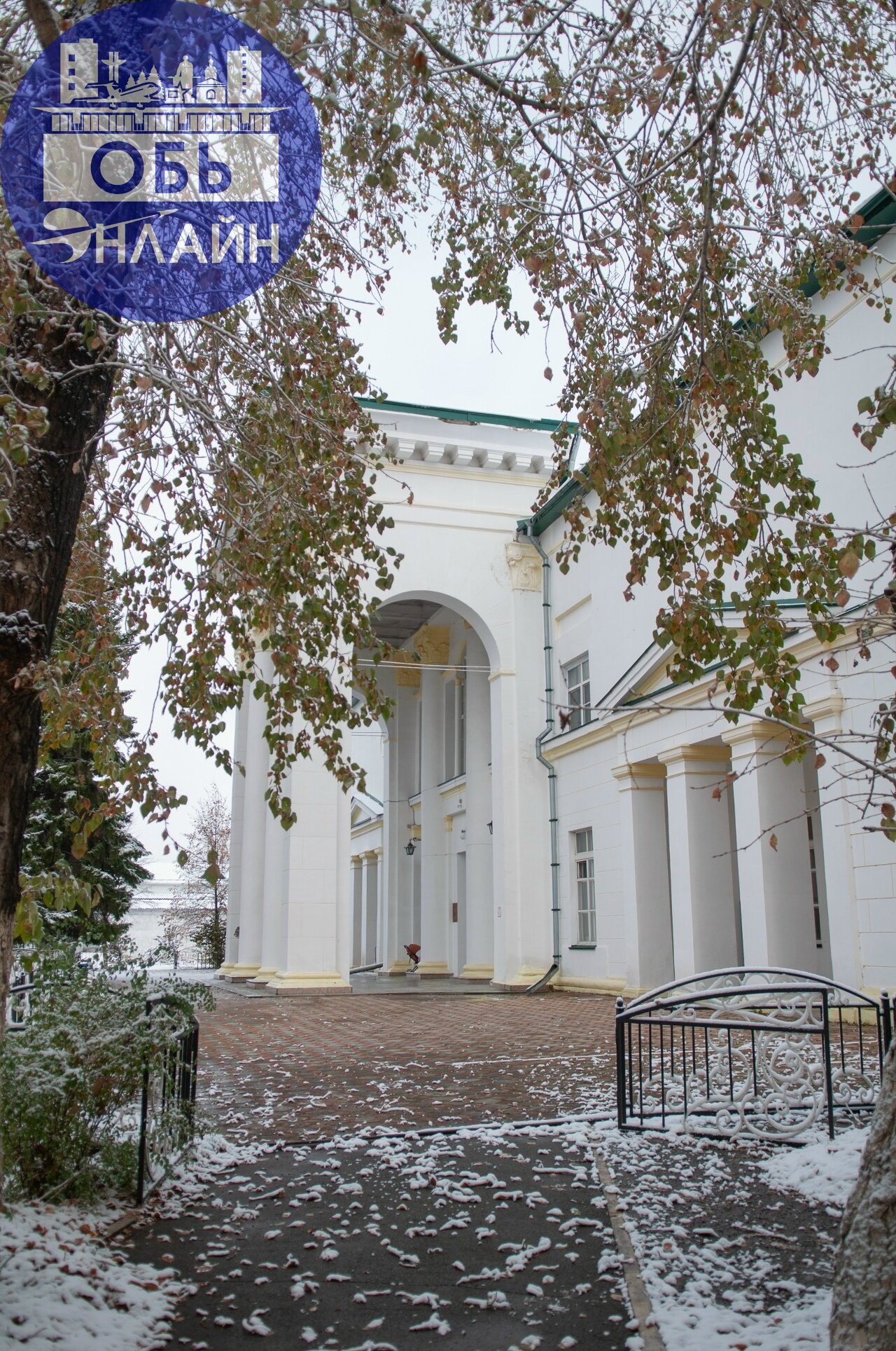 ↗ Гарнизонный Дом офицеров... Второе по красоте здание в Оби (помимо розового жилого дома номер 106 по улице Военный городок, которое тоже чудо из чудес по своему архитектурному решению) | Сетка — социальная сеть от hh.ru