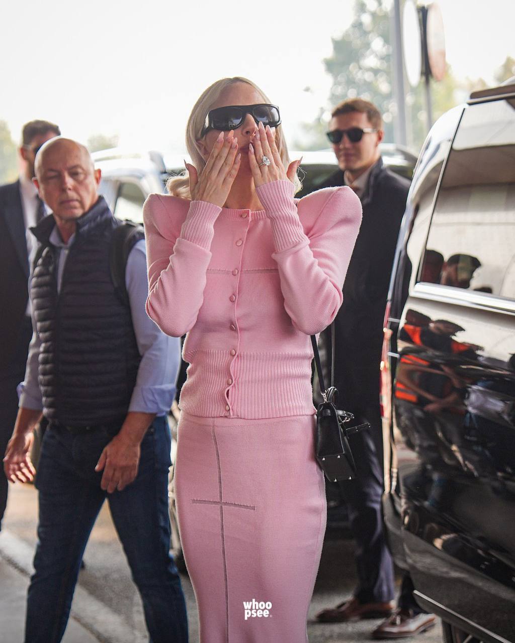 Балетная готика от краша моих 13, 23 и надеюсь 33 лет — Lady Gaga.
Певица замечена в Милане, куда прибыла для для съемок в «Дьявол носит Prada-2» | Сетка — социальная сеть от hh.ru
