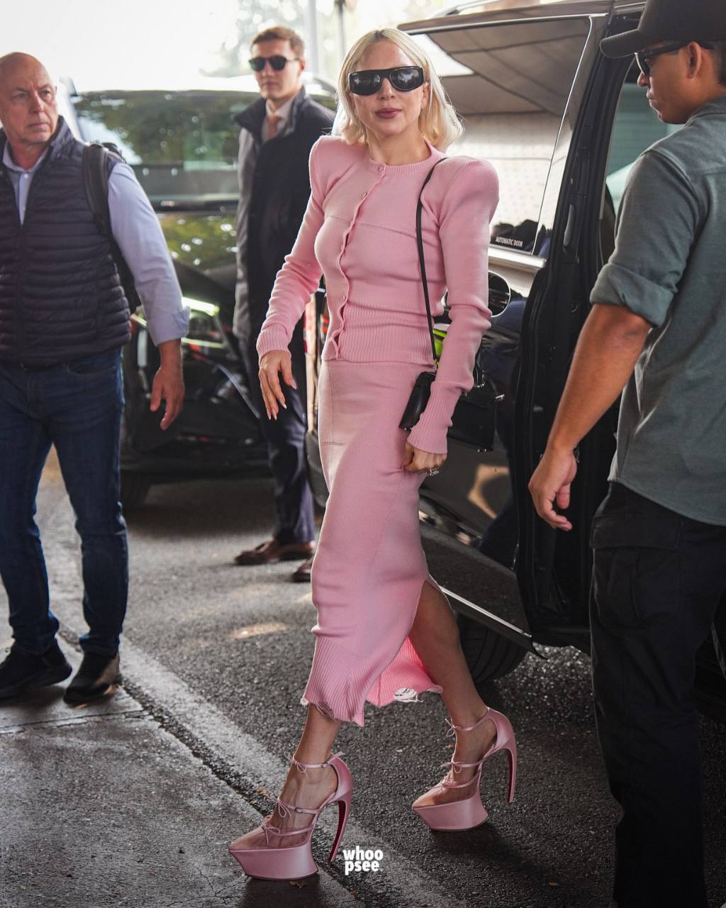 Балетная готика от краша моих 13, 23 и надеюсь 33 лет — Lady Gaga.
Певица замечена в Милане, куда прибыла для для съемок в «Дьявол носит Prada-2» | Сетка — социальная сеть от hh.ru