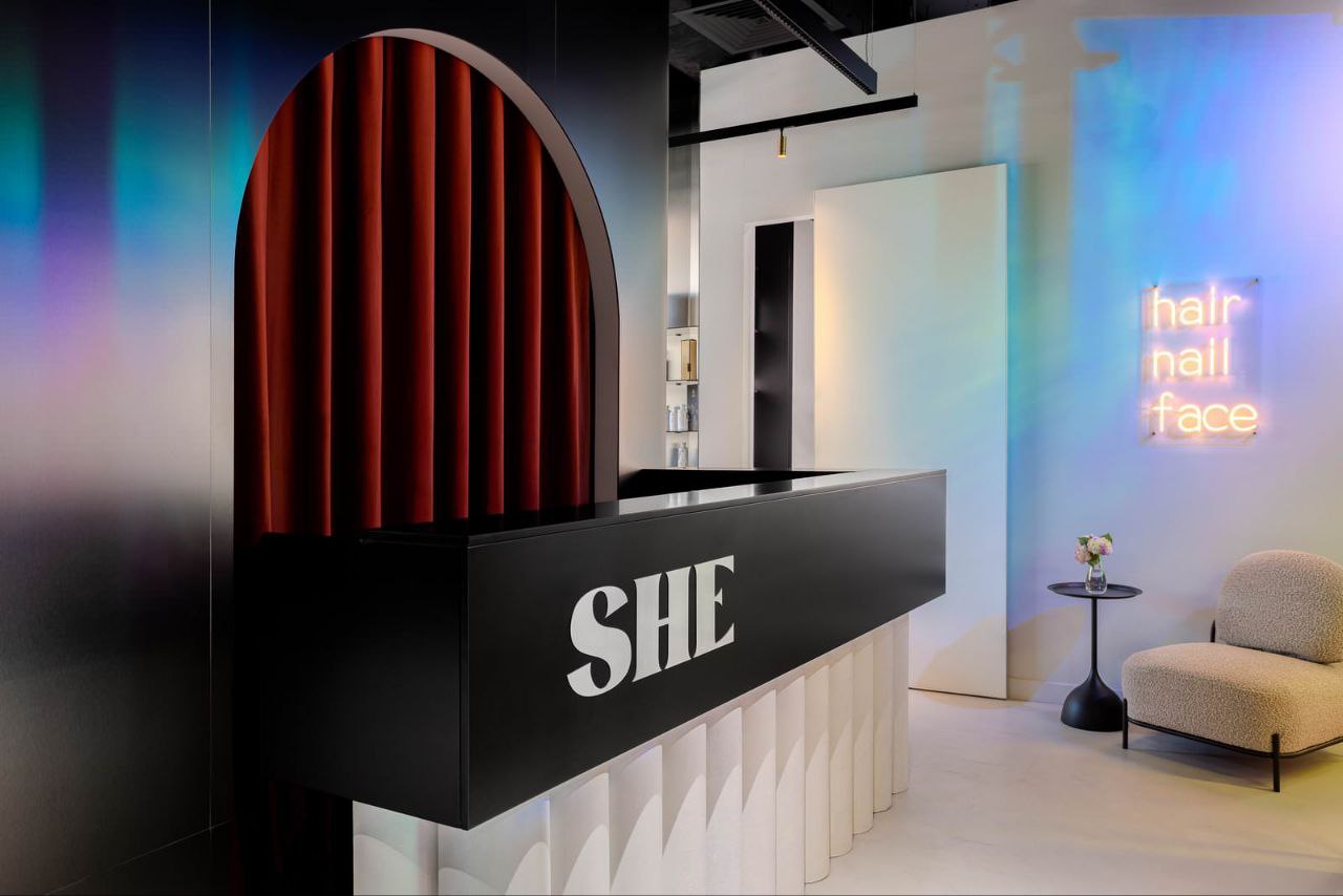 Небольшой, но эффектный салон красоты She в Краснодаре.
Читайте на wajournal.ru
Автор проекта: Ольга Богаткина
Фотограф: Алексей Шмуль
Стилист: Екатерина Клее | Сетка — социальная сеть от hh.ru